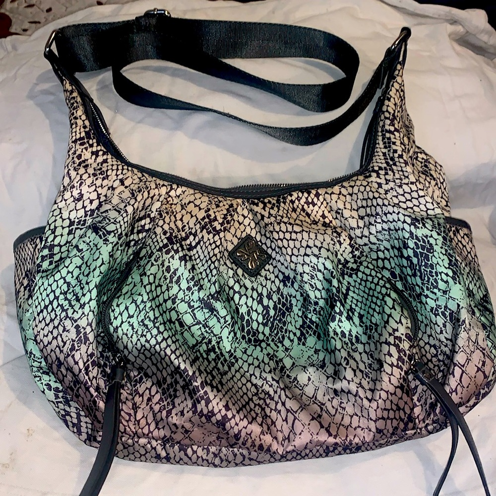 Vera Wang hobo bag * 2 front zipper pockets
Side Pockets on each side Grey liner